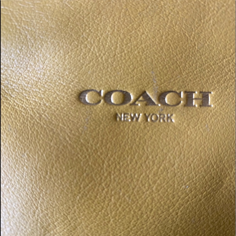 COACH, medium size bag, in yellow leather. - Picture 2 of 7